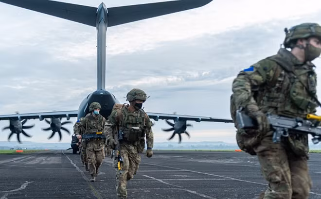 Nhưng việc đưa quân vào nước làng giềng với Nga, chúng là bằng chứng cho thấy London đã quyết định leo thang nghiêm trọng; vì việc triển khai ban đầu với số lượng binh sĩ nhỏ gần biên giới Nga, có thể dẫn đến việc triển khai đầy đủ các căn cứ quân sự lớn trong tương lai.