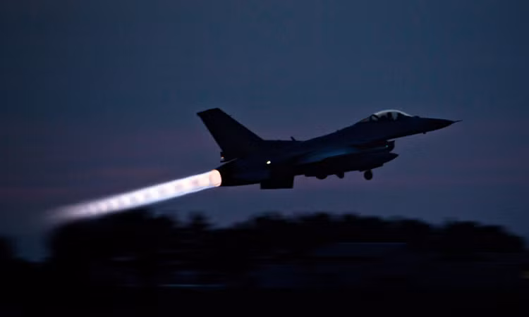 Do vậy Không quân Ukraine nhanh nhất cũng phải mất từ 3 đến 5 năm (kể từ khi nhận máy bay), mới hình thành sức mạnh chiến đấu của phi đội máy bay chiến đấu mới; chưa kể đây chỉ là máy bay chiến đấu thế hệ 4, hiện Mỹ đã ngừng trang bị và các loại phụ tùng thay thế thường rất đắt đỏ.