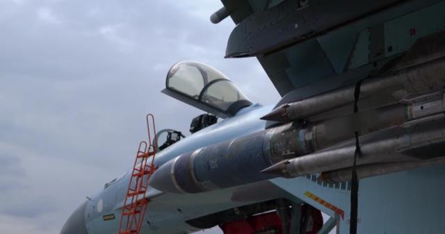 Trên doạn video cho thấy, máy bay chiến đấu Su-35 được trang bị tên lửa chống bức xạ KH-31P và tên lửa không đối không R-77.