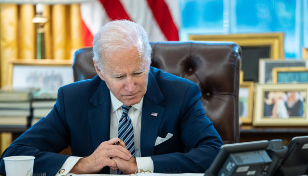 Vào ngày 4/3, NATO đã chính thức bác bỏ yêu cầu của Ukraine lập vùng cấm bay đối với Ukraine, bất chấp các lời kêu gọi liên tục từ các quan chức Ukraine; vì các quan chức cho rằng, điều này sẽ là nguyên nhân gây nên cuộc chiến trực tiếp với Nga. 