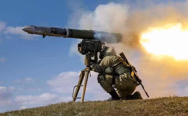 Những đội chống tăng chuyên trách gồm những người lính được huấn luyện đặc biệt, họ sẽ sử dụng vũ khí và chiến thuật hiện đại để tấn công xe tăng. Những vũ khí này có thể bao gồm tên lửa chống tăng, súng phóng lựu và tất cả những vũ khí này đều có tính sát thương và khả năng xuyên giáp cao. 