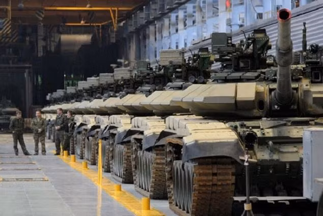 Ngoài ra, việc phương Tây quyết định cung cấp xe tăng cho Ukraine, đã khiến doanh nghiệp quân sự Nga có kế hoạch sản xuất hơn 1.500 xe tăng trong năm nay và quan trọng là cho phương Tây thấy sức mạnh của thương hiệu xe tăng Nga. 