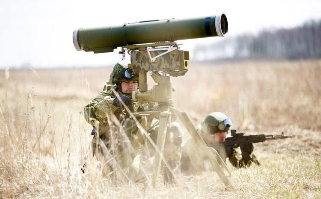 Ngoài vũ khí, đội chống tăng cũng sẽ dựa vào sự phối hợp, thu thập thông tin tình báo và các phương tiện khác để đạt được hiệu quả trong các cuộc tấn công xe tăng. Ví dụ: Các thành viên trong nhóm có thể được trang bị thiết bị liên lạc và khí tài trinh sát hiện đại, để phối hợp tốt hơn và thu thập thông tin tình báo trong quá trình hoạt động. 