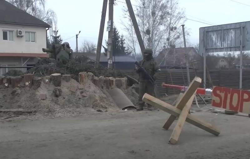 Có ba lý do khiến quân Nga và lực lượng dân quân thân Nga chưa thể chiếm được thành phố Mariupol đó là: Quân Ukraine phòng thủ quá ngoan cường, cư dân thành phố trở thành con tin và quân đội Nga không dám nặng tay trong sử dụng vũ khí hạng nặng.