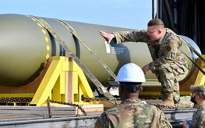 Theo kinh nghiệm của quân đội Mỹ trong các cuộc xung đột cục bộ trước đây, để làm tê liệt hoàn toàn hiệu quả của sân bay, tốt nhất là sử dụng loại bom xuyên phá đường băng đặc biệt, để làm nổ tung đường băng; làm cho đối phương không thể sửa chữa. 