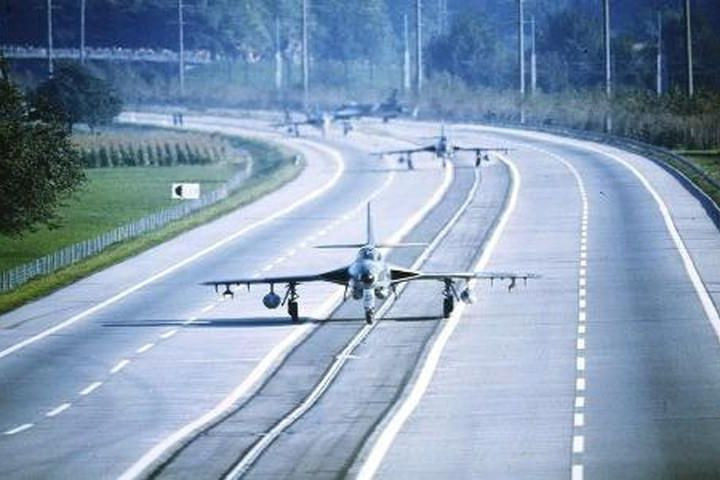 Trang Topwar của Nga ngày 9/8 đưa tin, liên quan đến kế hoạch biến đường cao tốc trở thành đường băng của quân đội Ukraine, chuyên gia quân sự Nga Sergey Adamov tin rằng, ngay cả khi quân đội Ukraine sử dụng con đường này để máy bay chiến đấu cất và hạ cánh, thì quân đội Nga sẽ sớm phát hiện ra. Sau đó, họ thực hiện các cuộc tấn công. 