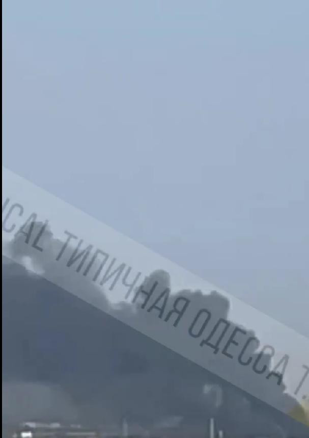 Đặc biệt, vụ cháy dữ dội và vụ nổ thứ cấp tại sân bay quân sự Ozenoye đã gây chấn động dư luận toàn cầu. Người ta suy đoán rằng, động thái của Quân đội Nga là nhằm mục đích làm suy yếu khả năng phòng không của Ukraine và cắt đứt khả năng tiếp cận hỗ trợ vũ khí của phương Tây. (Nguồn ảnh: X, Southfront.press, Rvvoenkory, Ukrinform).