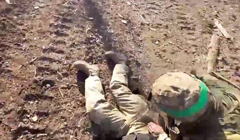 Thay vào đó, Quân đội Ukraine hiện đang phải đối mặt với một tình huống khó khăn và Mỹ là một cường quốc quân sự, không thể thoái lui. Trên thực tế, Mỹ là bậc thầy trong huấn luyện mô phỏng, đó cũng là cơ hội để chỉ huy Quân đội Ukraine có thể nâng cao trình độ chỉ huy - tham mưu. 