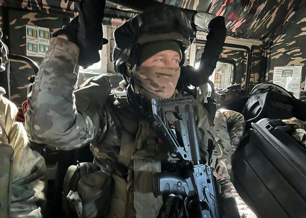 Những đoạn video quay thực tế chiến trường cho thấy, thiết giáp Nga triển khai hỏa lực chế áp, bộ binh luồn rừng mở cuộc tấn công, chiếm giữ tuyến phòng ngự của quân Ukraine, đẩy lùi đợt tấn công của quân Ukraine. 