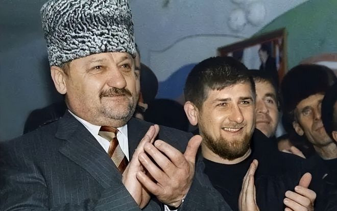 Lúc này, chàng thanh niên Kadyrov (con), được bố bổ nhiệm làm Giám đốc Cục An ninh Tổng thống; còn Kadyrov (bố), nắm giữ chức chỉ huy quân sự của lực lượng dân quân, dưới sự chỉ huy của gia đình, với khoảng 1.500-3.000 người, và trở thành "nền móng" cho sự phát triển và lớn mạnh của lực lượng vũ trang Chechnya sau này. 