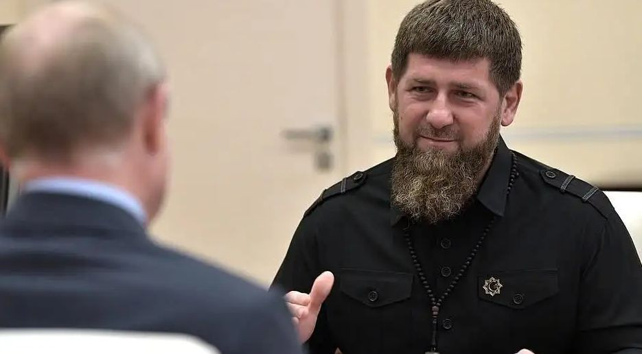 Sau khi Tổng thống Vladimir Putin lên nắm quyền, Tổng tư lệnh tối cao của hàng triệu quân Nga, đã không ra lệnh giải tán hay trấn áp đối với các lực lượng vũ trang Chechnya, hay ban hành bất kỳ lệnh giải trừ quân bị nào đối với các lực lượng vũ trang của Kadyrov.