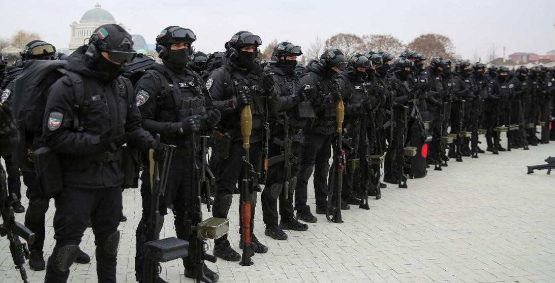 Với nhu cầu quản lý an ninh ở Chechnya, hàng năm Nga phân bổ ngân sách tài chính cho Chechnya nhiều hơn, so với các chủ thể liên bang khác; điều này khiến ngày càng nhiều người Chechnya trung thành với Kadyrov và tham gia lực lượng vũ trang. Hiện lực lượng Vệ binh bảo vệ riêng của Kadyrov, có khoảng 8.000 người.