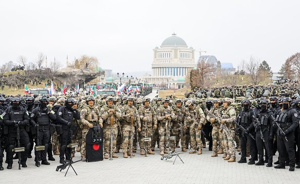 Với tư cách là Tổng thống điều hành của Cộng hòa tự trị Chechnya, ông Kadyrov với tư cách là chỉ huy tối cao của Lực lượng vũ trang Chechnya, đã triệu tập 12.000 binh sĩ để tổ chức một cuộc mít tinh và thông báo sẽ gửi quân đến Ukraine chiến đấu.