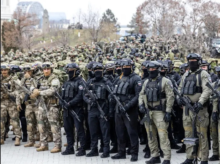 Đồng thời, với sự phối hợp giữa Quân đội Nga và quân Chechnya của Kadyrov, các thành viên của quân nổi dậy Chechnya cũng đầu hàng; chỉ trong 4 hoặc 5 năm, khoảng 14.100 phần tử vũ trang bất hợp pháp đã đầu hàng và bị bắt; sau đó được Kadyrov tuyển mộ vào lực lượng an ninh, dưới quyền chỉ huy của riêng mình.