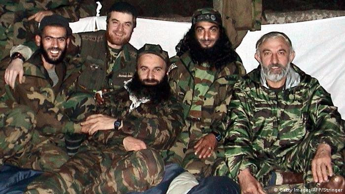 Vào thời điểm đó, với mục đích giành thắng lợi trong cuộc chiến Chechnya và kiềm chế phong trào ly khai khỏi Nga; ngay từ năm 1994, Tổng thống đầu tiên của Nga là ông Yeltsin, đã ký Hiệp ước về phân định thẩm quyền và trao cho Tatarstan địa vị "nhà nước", với tư cách là một nhà nước và nằm trong Liên bang Nga. 