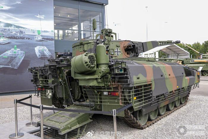 Trong 3 mẫu pháo phòng không mà Rheinmetall giới thiệu, có hệ thống pháo phòng không tầm ngắn thuộc họ Skyranger, bố trí một tháp pháo xoay trong đó lắp pháo tự động 30 mm hoặc 35 mm. Tốc độ bắn của nó đạt tới 1.000 phát mỗi phút và tầm bắn hiệu quả của nó là 4.000 m.