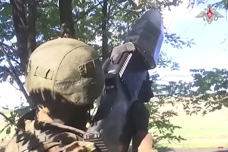 Mặc dù tiềm năng tấn công của UAV FPV 4 trục bay ngang là rất cao, nhưng chúng phần lớn là sản phẩm dân sự được sản xuất hàng loạt và có giá rẻ, nên có thể bị vô hiệu hóa bởi hệ thống tác chiến điện tử, được gắn trên chiến hào và mang trên xe cơ giới ở cấp chiến thuật.