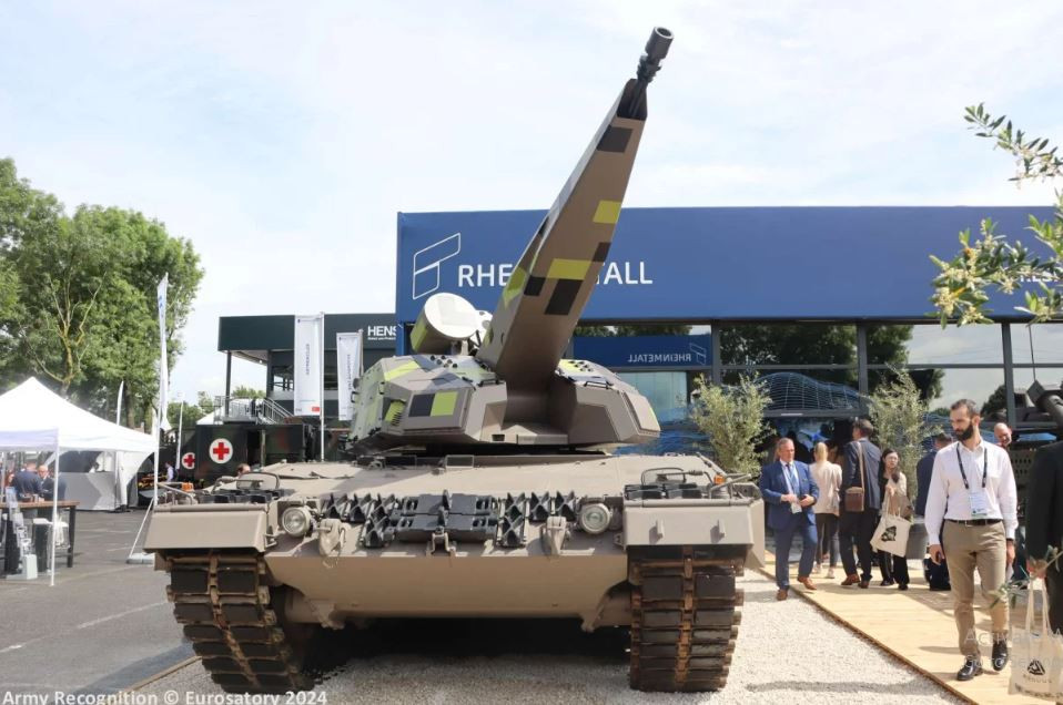 Vào năm 2022, Rheinmetall giới thiệu mô-đun chiến đấu Skyranger 30, được trang bị pháo tự động 30 mm và tên lửa đất đối không dẫn đường, gắn trên khung gầm bánh xích Lynx KF41 và khung gầm bánh Boxer. Nhưng người Đức đã lắp đặt mô-đun chiến đấu Skyranger 35 với pháo cỡ nòng lớn hơn trên khung xe tăng chủ lực Leopard 2A4.