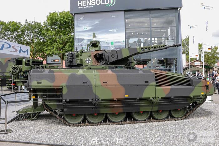 Pháo phòng không tầm ngắn Skyranger có thể bắn loại đạn 35 mm AHEAD (sức công phá nâng cao) chứa 152 viên đạn con vonfram, nặng 1,25 gram mỗi viên. Khi đầu đạn nổ, tạo thành vùng sát thương hình nón, gồm các mảnh đạn con vonfram, có thể tiêu diệt mục tiêu UAV với xác suất cao.