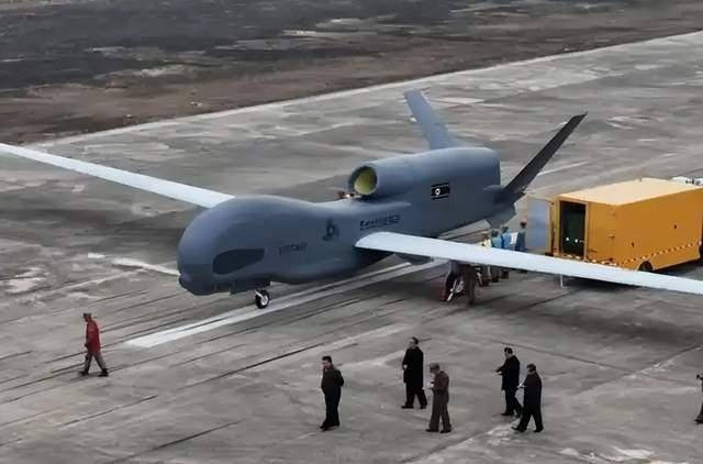 Truyền thông Nga tiết lộ rằng, Triều Tiên đang tìm kiếm sự hỗ trợ về công nghệ quân sự tiên tiến từ Nga, bao gồm tên lửa siêu thanh và công nghệ tàu ngầm hạt nhân. Chiến lược đổi nhân lực lấy công nghệ này, có thể khiến KPA trở nên mạnh hơn trong các cuộc đối đầu trong tương lai trên bán đảo.