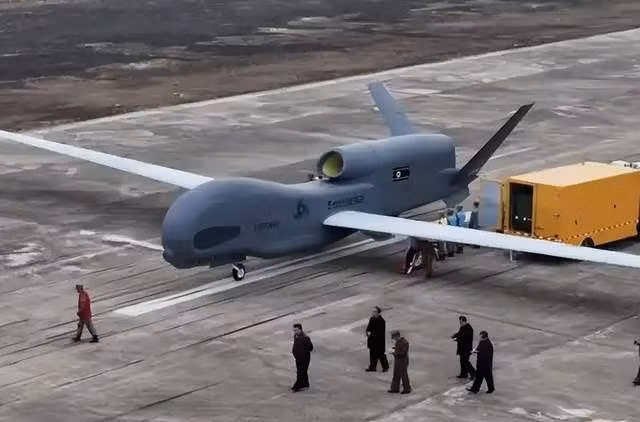 Truyền thông Nga tiết lộ rằng, Triều Tiên đang tìm kiếm sự hỗ trợ về công nghệ quân sự tiên tiến từ Nga, bao gồm tên lửa siêu thanh và công nghệ tàu ngầm hạt nhân. Chiến lược đổi nhân lực lấy công nghệ này, có thể khiến KPA trở nên mạnh hơn trong các cuộc đối đầu trong tương lai trên bán đảo.