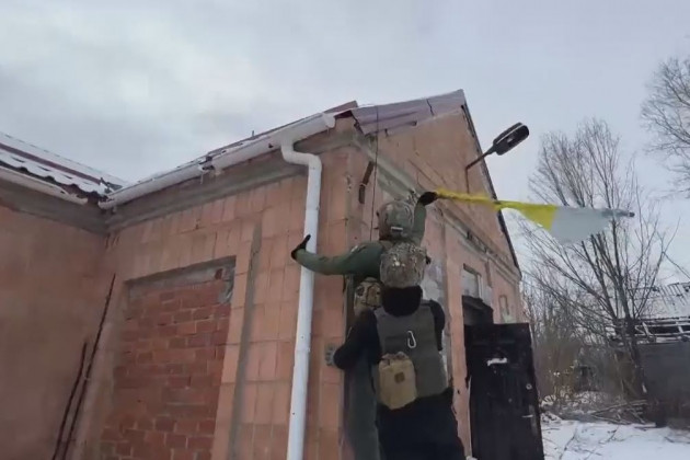 Trên các đoạn video được truyền thông Nga đăng tải, người xem có thể thấy lính đánh thuê Wagner tháo cờ Ukraine từ một trong các tòa nhà và chứng minh tình hình hiện tại trên lãnh thổ của khu dân cư này. Đoạn video không có bất kỳ tiếng súng nào, cho thấy Quân đội Ukraine thậm chí không cố gắng tái chiếm lại Paraskoviivka.