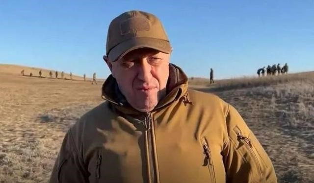 Lực lượng lính đánh thuê Wagner của Nga đã tràn ngập hoàn toàn Paraskovievka và thiết lập quyền kiểm soát với cứ điểm có lợi thế chiến thuật quan trọng này. Và sự kiện này đã được công bố trên kênh Telegram bởi Chủ tịch công ty Wagner, ông Evgeny Prigozhin.