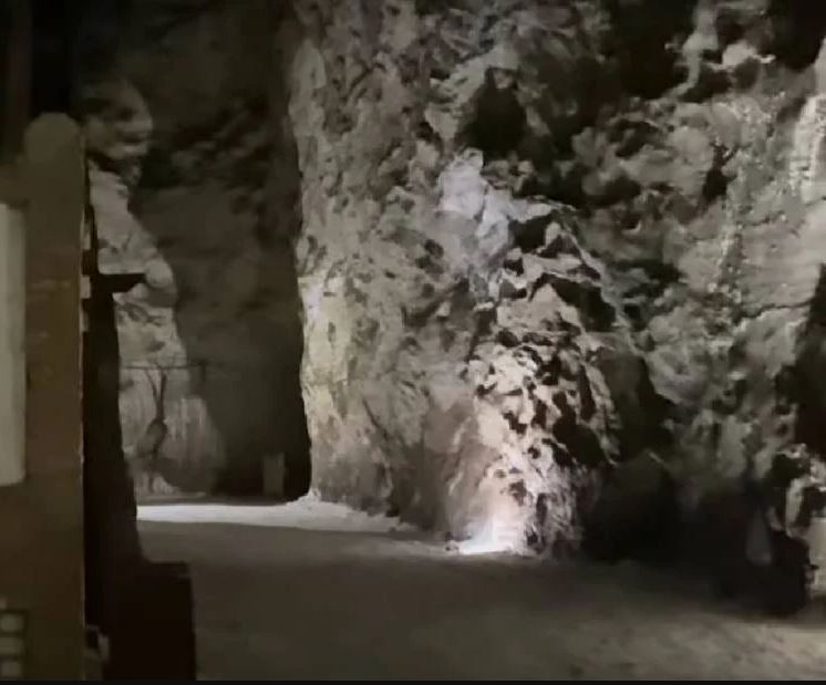 Ở Paraskovievka có những đường hầm lớn, vì đây là một nhánh của Mỏ muối Volodarsky, nơi từng có kho chứa vũ khí nhỏ. Vào năm 2015, chính quyền Ukraine đã tìm cách loại bỏ vũ khí khỏi Paraskoviivka và các đường hầm này, có thể được Quân đội Ukraine sử dụng cho mục đích riêng của họ.