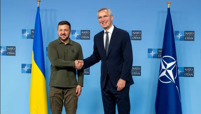 Nhìn lại Ukraine, dù có sự hỗ trợ của NATO, nhưng đó chỉ là mối quan hệ lợi dụng và bị lợi dụng. Phương Tây sẽ không chịu trách nhiệm với Ukraine, mà chỉ dùng Ukraine để làm suy yếu Nga, thông qua một cuộc chiến tranh ủy nhiệm. Thậm chí Mỹ còn sử dụng Ukraine để làm suy yếu cả châu Âu, buộc châu Âu ngày càng phụ thuộc hơn nữa vào Mỹ. 
