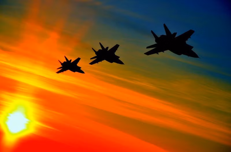 Hơn nữa các chuyên gia quân sự phương Tây chú ý đến đường bay của các máy bay chiến đấu của Không quân Nga và Không quân Belarus, trong các nhiệm vụ tuần tra trên không phận của nước láng giềng Belarus.