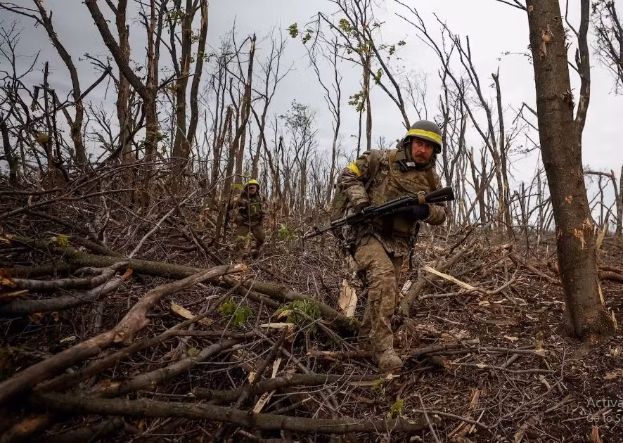 Ở sườn phía nam Bakhmut, quân Nga tấn công chiếm các điểm cao, buộc quân Ukraine phải rút lui khỏi khu vực mạnh nhất của họ là Kleshchievsky. Theo thông tin của cả hai bên Nga và Ukraine, quân Nga đã xâm nhập cả hai bên sườn, rồi dùng đòn tấn công gọng kìm để kết liễu quân Ukraine tại khu vực này.