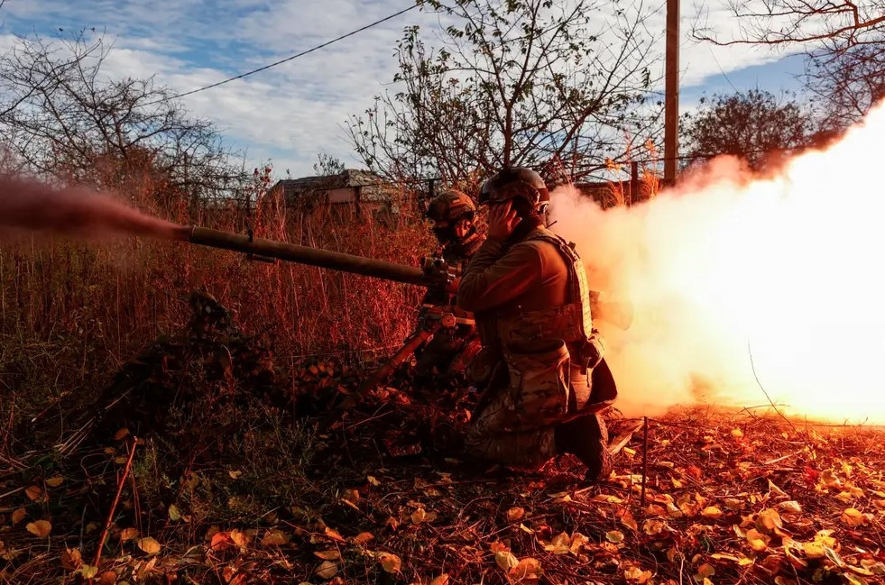 Trên hướng sườn bắc Bakhmut, tại làng Berkhivka, lực lượng đổ bộ đường không, thủy quân lục chiến của Hạm đội phương Bắc, Quân khu phía Nam và dân quân Donbass thân Nga, đã chọc thủng tuyến phòng thủ Ivanivsky Bohdanivka của Ukraine, tiến vào làng Khromovo, đang mở rộng ra xa hơn.