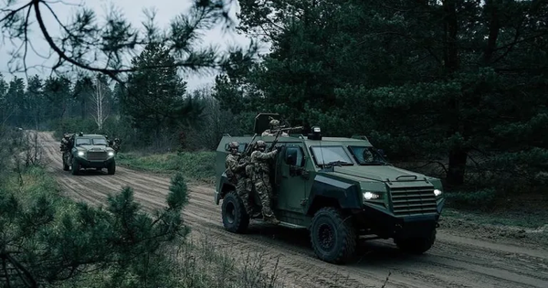 Cùng lúc đó, một cảnh tượng kinh hoàng xảy ra trên chiến trường. Một xe bọc thép chở quân do Canada sản xuất đã bị Quân đội Nga phá hủy trong trận đánh. Đây chắc chắn là một mô hình thu nhỏ về tổn thất trang bị của Quân đội Ukraine. Trước thế tấn công mạnh mẽ của quân Nga, quân Ukraine hiển nhiên gặp phải thách thức rất lớn. 