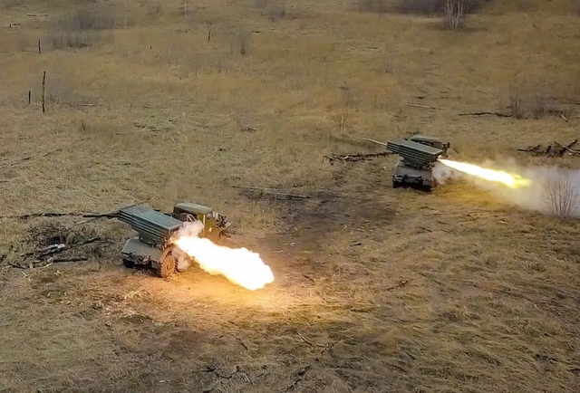 Theo một số thông tin, Quân đội Ukraine có thể chuẩn bị một cuộc phản công ở phía nam Bakhmut, để ngăn chặn sự bao vây của quân Nga. Cho đến nay, một số lượng lớn xe bọc thép và pháo binh đã được triển khai tại Chasovoy Yar. Chính từ đây, các cuộc pháo kích vào Bakhmut, nơi diễn ra các trận chiến giữa Quân đội Ukraine và lính đánh thuê Wagner. 