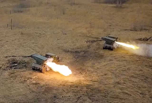 Theo một số thông tin, Quân đội Ukraine có thể chuẩn bị một cuộc phản công ở phía nam Bakhmut, để ngăn chặn sự bao vây của quân Nga. Cho đến nay, một số lượng lớn xe bọc thép và pháo binh đã được triển khai tại Chasovoy Yar. Chính từ đây, các cuộc pháo kích vào Bakhmut, nơi diễn ra các trận chiến giữa Quân đội Ukraine và lính đánh thuê Wagner. 