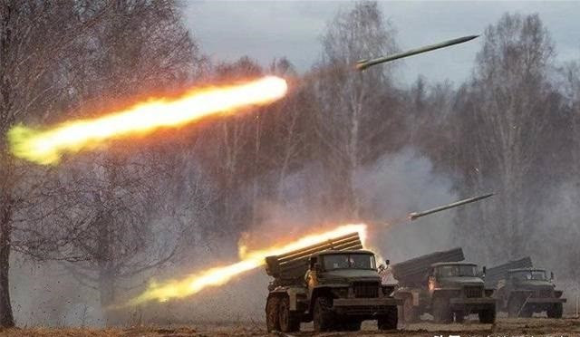 Theo thông tin, pháo phản lực phóng loạt (MLRS) của Nga đã tấn công một đoàn xe bọc thép của Quân đội Ukraine ở Chasovoy Yar; phá hủy nhiều phương tiện. Các bức ảnh về trận pháo kích đã được Quân đội Ukraine công bố; nhưng do thiệt hại lớn, nên chỉ những bức ảnh về xe bọc thép bị phá hủy mới được đăng. 