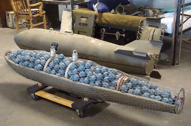 Đạn chùm mục đích là tiêu diệt đối phương trong phạm vi lớn nhất. Mỹ và NATO đã sử dụng bom chùm với số lượng lớn trong Chiến tranh vùng Vịnh và Chiến tranh Kosovo và bị chỉ trích rộng rãi vì đã gây ra vô số thảm họa cho cả dân thường; nhất là số đạn con chưa nổ.