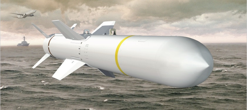 Tên lửa gốc Gabriel đời đầu có thể bay xa hơn, với tầm bắn 480 km, nhưng điều này chỉ có thể đạt được ở do tên lửa bay ở độ cao lớn. Là một tên lửa bay lướt trên biển với độ cao hành trình rất thấp, hiệu quả sử dụng nhiên liệu của Blue Spear tương đối thấp, do đó tầm bắn của nó chỉ là 320 km.