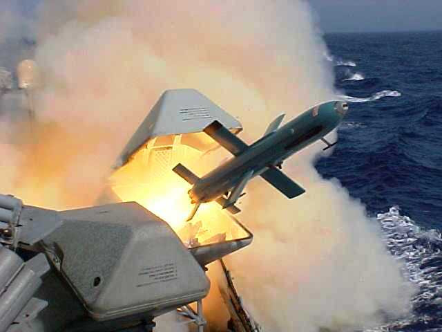 Bây giờ hãy xem xét rằng Blue Spear không chỉ là một tên lửa chống hạm đơn thuần. Giống như nhiều tên lửa hành trình khác, nó cũng có khả năng tấn công mặt đất rất mạnh.