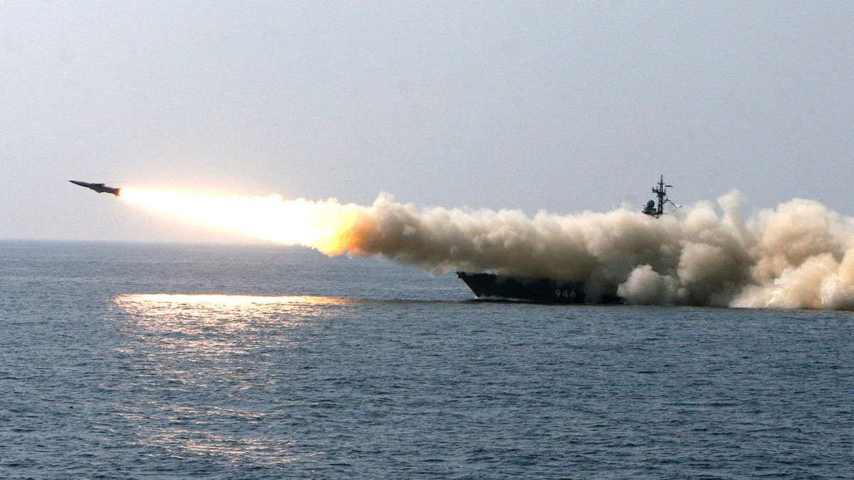 Các chuyên gia lưu ý rằng, phía Nga đã cho Kiev hiểu rằng, trong điều kiện hiện tại, Nga không có ý định “chịu đựng các mối đe dọa chống lại mình” và nếu cần thiết, Hải quân Nga sẵn sàng đáp trả mạnh mẽ ngay lập tức, như hành động của cuộc tập trận trên.