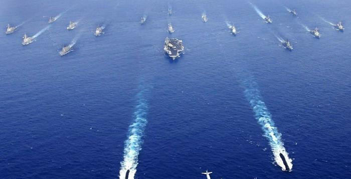 Do vậy, ngay từ khi ra đời cho đến bây giờ, chúng ta luôn thấy rằng, một hàng không mẫu hạm ra khơi chiến đấu, chắc chắn sẽ mang theo một nhóm lớn các tàu đi kèm làm nhiệm vụ bảo vệ và giới chuyên môn gọi đó là “đội hình tàu sân bay”. Vậy các "đàn em" trong đội hình tàu sân bay gồm những tàu nào?