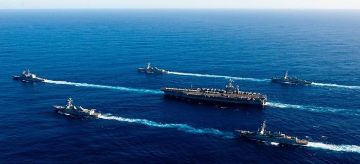 Đội tàu nhiều nhất trong đội hình tàu sân bay là khu trục hạm, bình thường 4-6 chiếc là đủ. Tuy nhiên, căn cứ nhiệm vụ chiến đấu, có thể tăng thêm nhiều khu trục hạm.