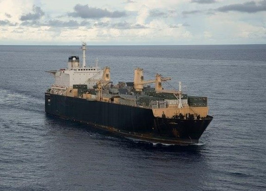 Còn một đơn vị nữa trong đội hình tàu sân bay không thể thiếu, đó chính là tàu tiếp tế, thường là 1-2 tàu tùy theo nhu cầu của đội hình. 