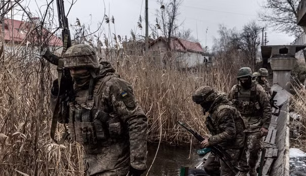 Trên hướng bắc thành phố, Tiểu đoàn 1 của Lữ đoàn bộ binh cơ giới 93 Ukraine đã chiến đấu ác liệt với các mũi đột kích của quân Wagner để ngăn quân Wagner chiếm làng Khromove. Quân Wagner cũng đã phát động một cuộc tấn công gần làng Bogdanovka vào chiều 8/4, nhưng không thành công. 