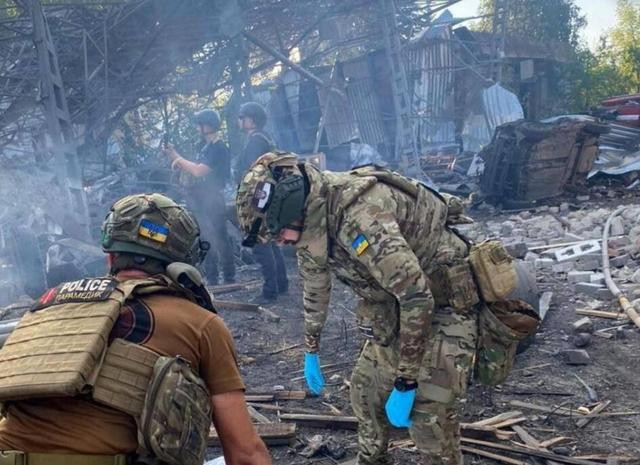 Do việc kiểm soát thông tin của các cơ quan địa phương không chặt chẽ như của quân đội, nên thông tin về thương vong của các nhân viên dịch vụ khẩn cấp quốc gia Ukraine đã bị rò rỉ ngay sau cuộc tấn công của Nga. Trong đó có một giám đốc chi nhánh nằm trong số những người thiệt mạng. 