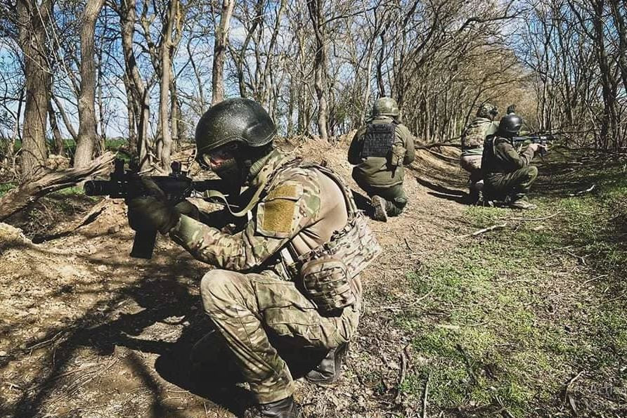 Còn theo kênh Telegram "RaZVedka" đưa tin, ở sườn phía bắc Avdiivka, quân Nga đã đánh bật quân Ukraine ra khỏi các vị trí phía bắc Krasnogorovka, trong khu vực đường sắt; đồng thời gia tăng áp lực lên đối phương ở vùng lân cận Novokalinovo, 