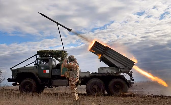 Cụm quân Nga ở sườn phía nam đã tập trung gây tổn thất tối đa cho quân Ukraine. Pháo phản lực phóng loạt BM-21 và Tornado-S của Nga tiến hành các cuộc tấn công lớn vào nơi tập trung quân Ukraine suốt cả ngày. Xe tăng của Nga phối hợp với trinh sát bắn ngắm từ các vị trí bắn gián tiếp.