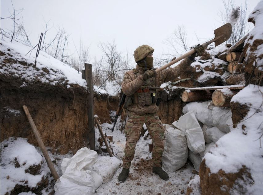Còn Nenko, cựu chỉ huy tiểu đoàn Aidar của Ukraine thì cho rằng, quân Nga sẽ không tiến vào Avdievka, do lo ngại các hệ thống công sự, vật cản được Quân đội Ukraine xây dựng suốt 8 năm. Ở đó có các công sự ngầm mà bom phá của Nga cũng không thể làm gì được.