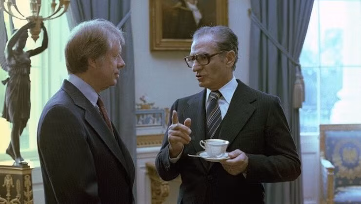 Tuy nhiên nguồn gốc của chương trình hạt nhân Iran ít được biết đến rộng rãi. Trước cuộc cách mạng Hồi giáo Iran năm 1979, khi triều đại Pahlavi thân phương Tây chưa bị lật đổ quyền lực, Iran đã được Mỹ cung cấp phần lớn những gì họ cần, để có thể phát triển vũ khí hạt nhân.