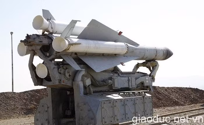 Lý do chính đó là S-200 thiếu tính cơ động và chỉ triển khai từ các trận địa cố định, trái ngược với hệ thống phòng không S-300 và S-400 về sau này, được trang bị tên lửa phóng thẳng đứng nhỏ gọn hơn và có thể di chuyển liên tục. Thời gian chuyển thế từ hành quân sang chiến đấu và ngược lại tính bằng phút.